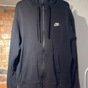 Nike zip hoodie svart  - Snygg Nike hoodie i väldigt bra skick (Kan gå ner i pris vid snabb affär)