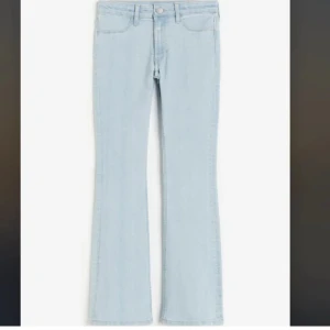 Lågmidjade jeans HM - Säljer mina lågmidjade ljusblå jeans från HM i 38 som enbart har använts ca 3-4 gånger. De har dock en missfärgningen nere vid benet (se bild 3) därav ett billigt rimligt pris. Tycker dock missfärgningen ser ”tydligare” ut på bild än i verkligheten!💕