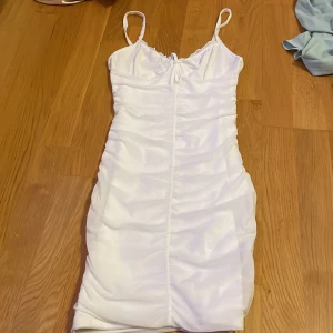 Vit kort kläning  - Passar bra till student 