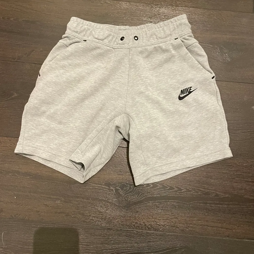 Nike tech fleece byxor/ shorts. Använd ett fåtal gånger, i topp skicka.. Shorts.