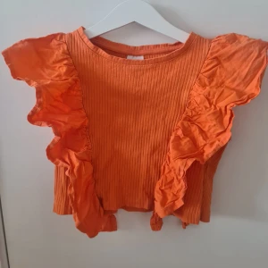 Volangtopp sommar! - En jätte söt topp från Zara. Perfekt till sommaren. I gott skick!