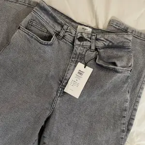 Gråa Jeans från About You, aldrig använda med prislapp kvar så i väldigt bra skick Storlek xS Säljer för 150 kr eller bud Skriv för fler frågor eller funderingar❣️ 