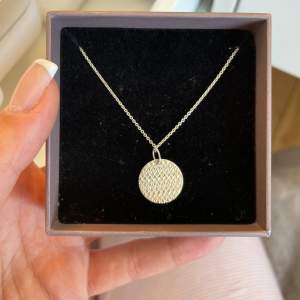 Jätte fint unikt halsband i äkta silver, knappt använt🤍 as snyggt att kö lager med andra halsband😍säljer pga att jag använder guld smycken