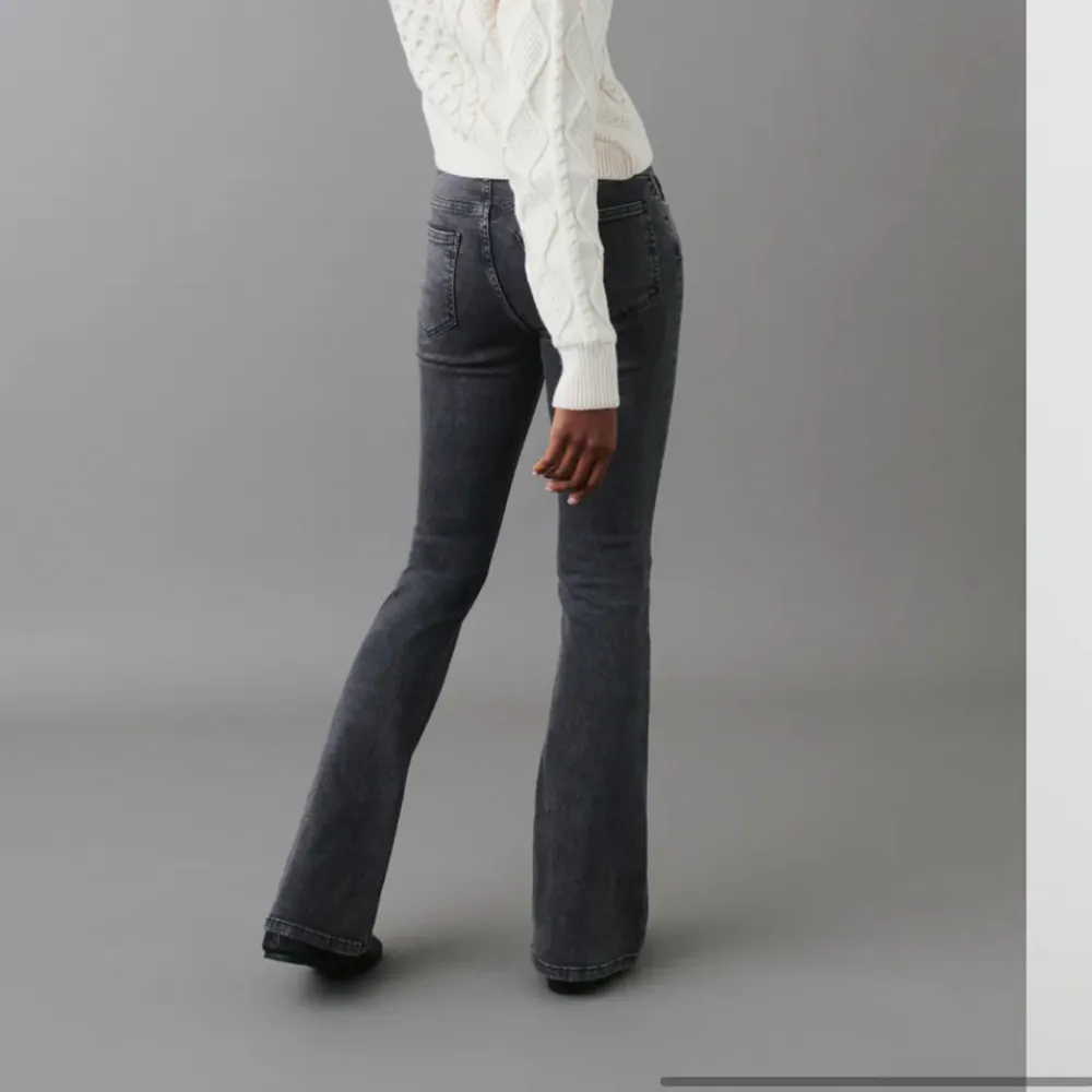 Nästan helt oanvända low waist bootcut jeans från Gina i deras tall modell. Tvättad svart färg. Mycket fint skick. Innerbenslängs 87cm😍. Jeans & Byxor.
