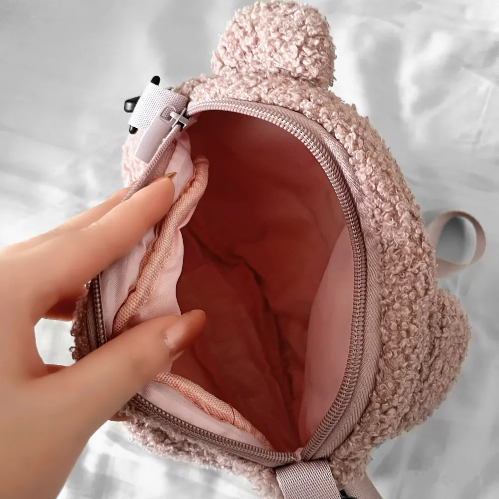 Asså världens sötaste teddy-väska???! 🐾💞🐻Jättefluffig och mysig 🥰 23x19x8CM 📏Endast använt den som dekorativt gosedjur då remmen kan tas av så i nyskick! ✨Köp nu 💌. Väskor.