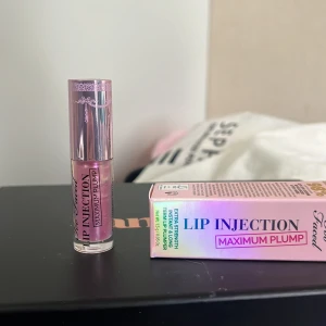 lip injection maxiumum plump - Aldrig testad endast swatchad.