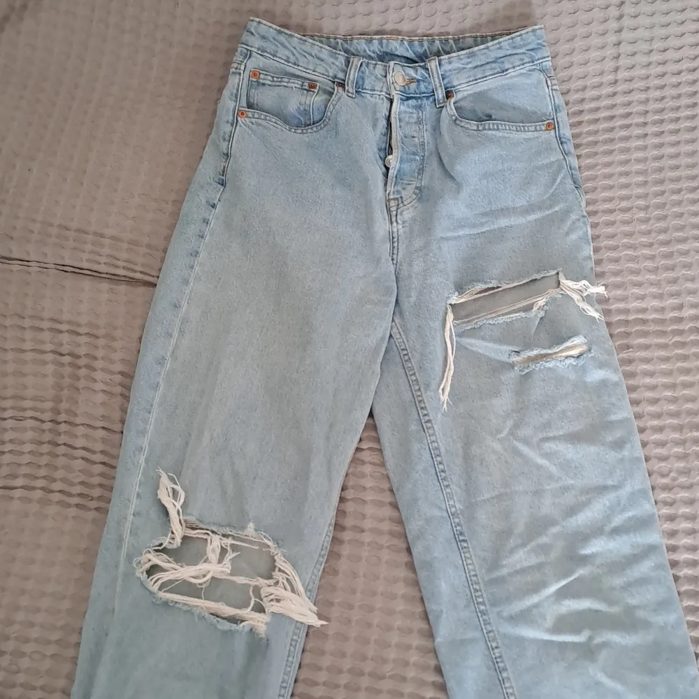 Sparsamt använda, inga defekter  Köpt på H&M storlek 38 passar 36 oxå. Jeans & Byxor.
