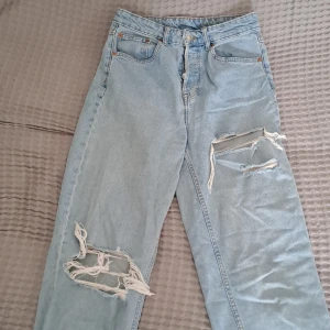 Jeans - Sparsamt använda, inga defekter  Köpt på H&M storlek 38 passar 36 oxå