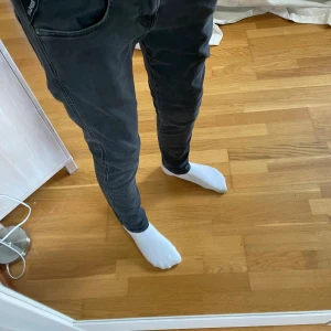 Replay Anbass slim jeans! - Tjena! Säljer nu dessa riktigt snygga jeansen ifrån replay! Modellen är Anbass och passformen är Slim. Storleken är W30 L30! Skick: 9/10, grymt bra skick!  Nypris: 1800kr! Vid fler frågor eller andra funderingar är det bara att höra av sig!🙌🤝