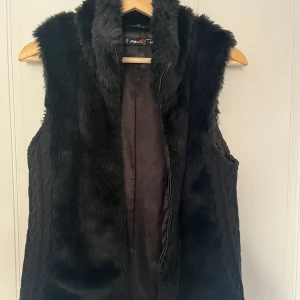 Y2k pälsväst  - Bra skick, svart pälsväst, storlek M