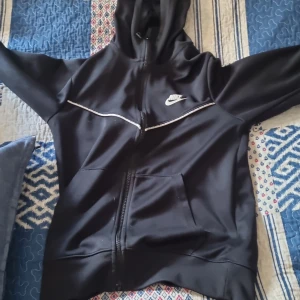 Nike sport tracksuit  - Nike sport tracksuit, Storlek M, bra skick, inga skador