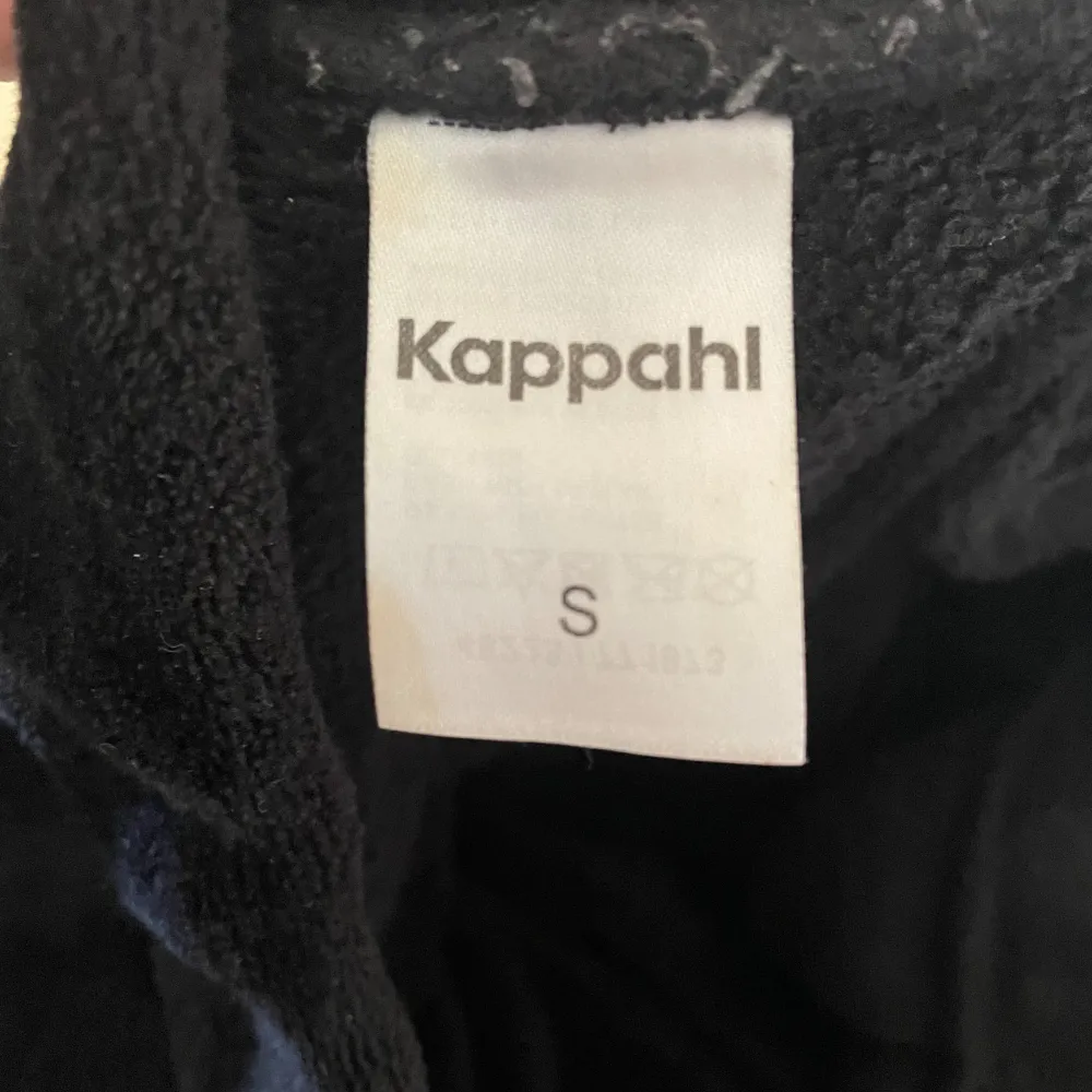 Svarta mjukisbyxor från Kappahl, oanvända i storlek S💗köpt för 299kr . Jeans & Byxor.