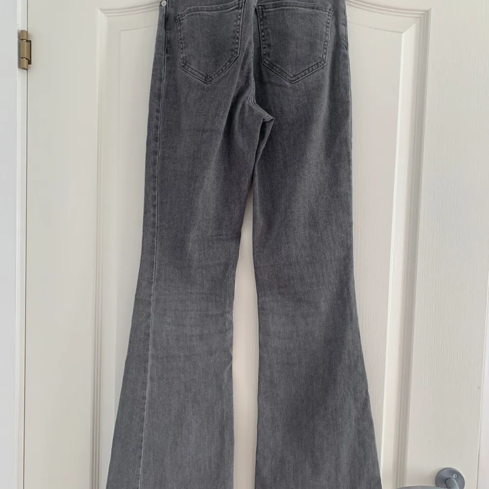 Gråa bootcut jeans med snygga detaljer. Jeans & Byxor.