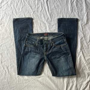 Bra skick! Lite urtvättade(materialet lite tunnare än nya jeans) mått: midjemått rakt över 36 grenhöjd 19 benöppning ca 20 Innerbenslängd 72cm! Skulle säga att de är midrise🫶