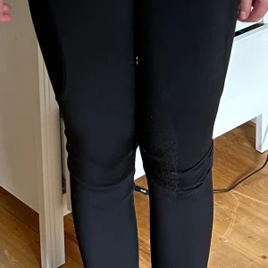 Ridbyxor kingston - Säljer dessa ridbyxor pga att jag inte använder de, supersköna!  Köptes för 400 kr😊