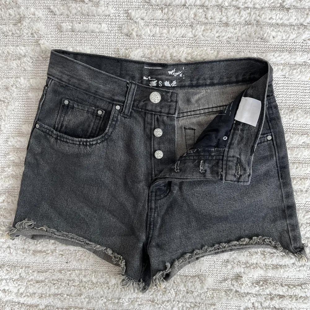 Grå korta jeansshorts strl S . Shorts.