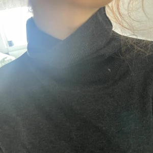 Mörkgrå turtleneck H&M - Säljer min jättesköna turtleneck från H&M. Passar att ha både över och under kläder och är knappt använd. 