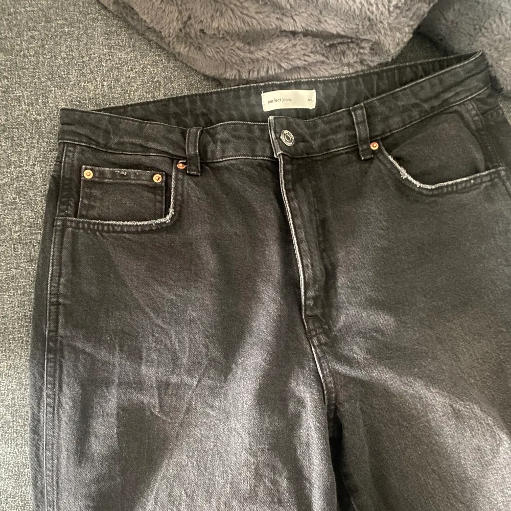 Raka jeans från Ginatricot, storlek 44. Jeans & Byxor.