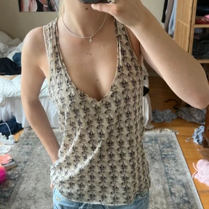 Zadig Voltaire topp - Så cool topp från Zadig! Storlek XS/S🖤Man kan ha åt två håll