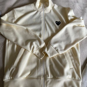 Cdg/ comme des garcons play tröja - Beige cdg tröja som är använd 2-3 gånger helt i ny skick. Säljer pga att den var för liten för mig. Pris kan diskuteras. Nypris 2500 kan mötas i lund eller skicka. 
