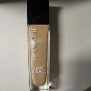 Lancome teint miracle färg:2 - Lancome teint miracle färg:2 Endast testad 2ggr.  Nypris: 599kr köpt från Kicks.