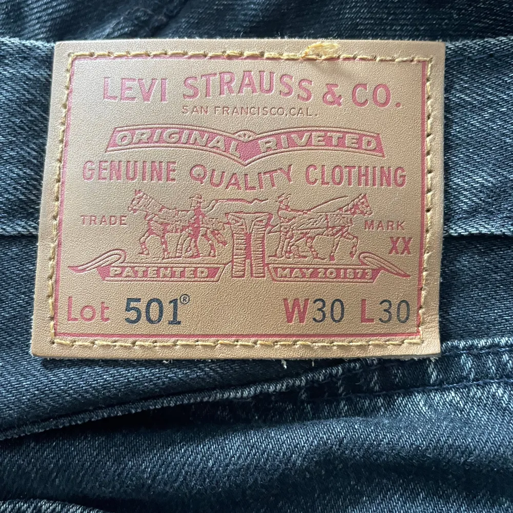 Säljer nu mina Levi’s 501 jeans, väldigt snygga och sköna byxor som ger ett bra utseende. Säljes då dom är För små för mig, sparsamt andvända och hela 9,5/10 skick. Bara att skriva om ni har flera frågor!😃 (bra prut mån finns). Jeans & Byxor.