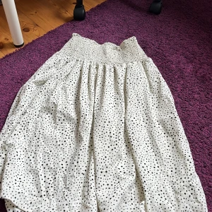 Vit långkjol - Vit och svart prickig långkjol. Knappt använd. Jättefin o skön. Perfekt till sommarn. Pris diskuterbart ❤️