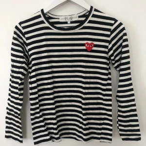 Comme des Garcons - Fin tröja i bomull från Comme des Garcons. I använt skick, men har mer att ge. Stl S, men liten i storleken.