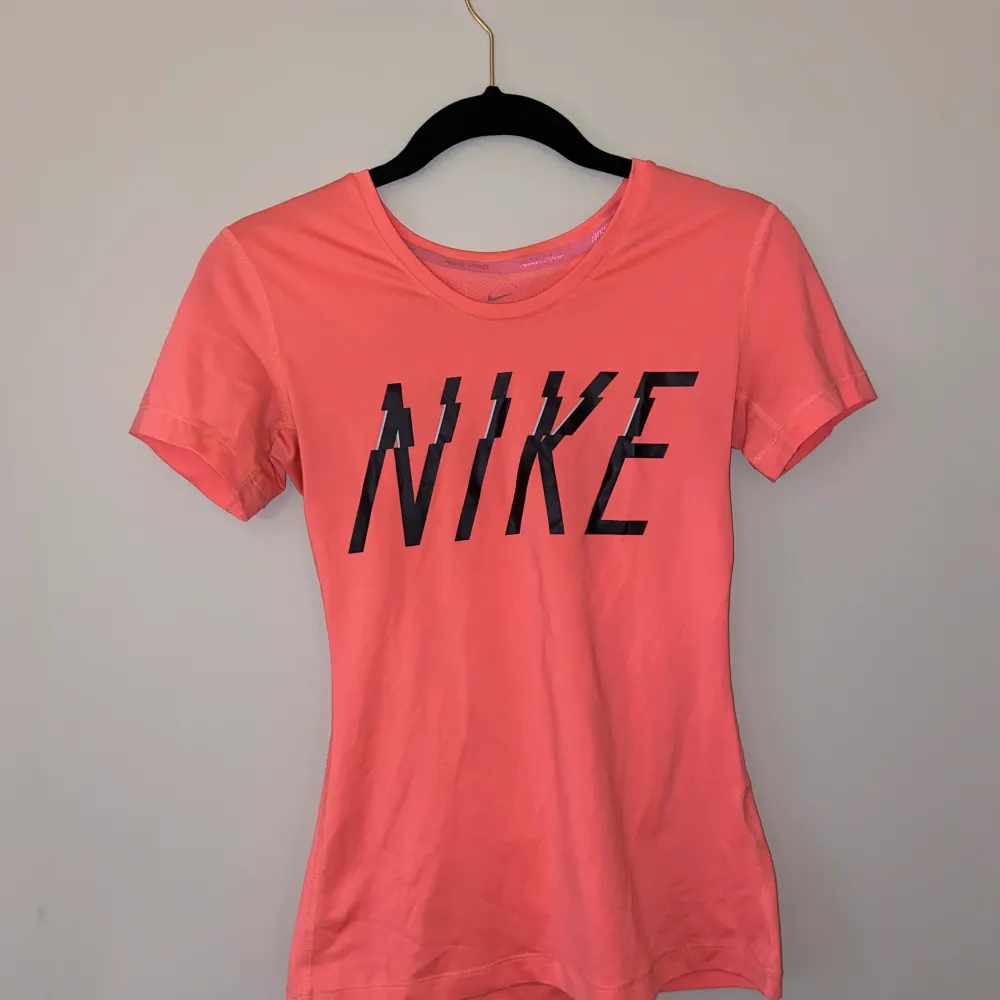 Tränings t-shirt från Nike.  Använd väldigt få gånger då man tyvärr aldrig blev någon gymtjeja 🤪 Storlek S. T-shirts.