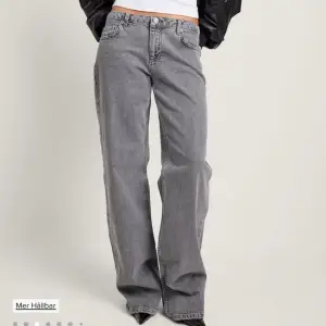 Säljer helt nya lowwaist jeans från nakd 💕 Aldrig använda med lappen och påsen kvar 💕 Ordinarie pris 699kr 💕😋 storleken är även slutsåld på hemsidan💕 (två sista bilderna är lånade för att visa passform)💕