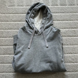 Grå hoodie - Grå hoodie