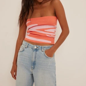 Topp från Nakd - Superfin och helt oanvänd topp från Nakd. Superskönt material och sitter bra! 