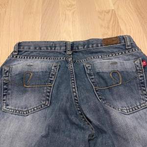 Så snygga vintage jeans! Storlek W28 L34, små i storleken, bra skick  Köpta Vinted men aldrig använts av mig 