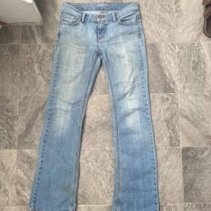 Jag säljer ett par blå lågmidjade jeans från Zoul i storlek 38 men de är rätt små är lite stora på mig som har storlek 32/34. Säljer för 350 men kan tänka mig att gå ner i pris om någon är intresserad. Skriv för frågor eller bilder. 💕