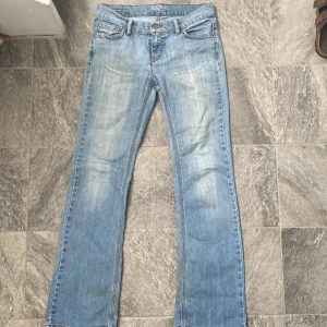 Lågmidjade jeans  - Jag säljer ett par blå lågmidjade jeans från Zoul i storlek 38 men de är rätt små är lite stora på mig som har storlek 32/34. Säljer för 350 men kan tänka mig att gå ner i pris om någon är intresserad. Skriv för frågor eller bilder. 💕