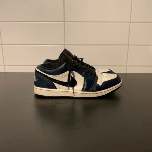 Jordan skor - Ett par Jordans skor som är lätt att matcha till kläder osv. Behöver ni fler bilder på skorna är det bara att skriva samt priset!🙂