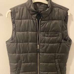 John Henrik väst  - En svart John Henrik väst storlek S 