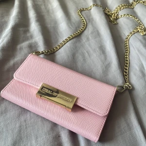 Mobilskal  - Ett skydd till mobilen,kan andvändas som väska men man kan koppla ifrån kedjan,aldrig andvänt,man behöver ett mobilskal sen innan från ideal of Sweden så mobilskalet kan sätta sig på mobilen🌸