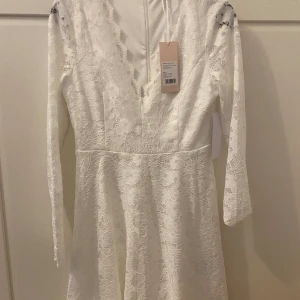 Vit klänning - Super fin klänning. ordinariepris 799 kr