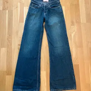 Mörkblå flare/bootcut jeans i storlek 7. Skulle säga att de skulle passa nån som är ca 160-170cm.  Köpta på plick men har endast testats. De är lite slitna längst ner men det syns inte mycket, och de var köpta så.  Priset kan diskuteras. 