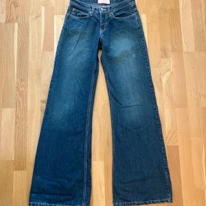 Baggy Jeans - Ett par skitsnygga mörkblå midwaist baggy jeans, med rosa detaljer och jätte fina bakfickor. Skriv privat om ni vill ha mått å sånt. Priset är diskuterbart:3