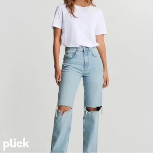 Säljer ett par högmidjade jeans från Gina tricot. - Stl 34, passar 170cm lång Ljusblå, några småfläckar annars bra skick!🫶🏻