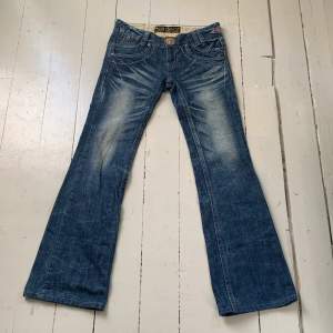 Säljer nu mina super snygga lågmidjdade utsvängda Rio Bera jeans som tyvärr är för små för mig😒 Super coola och unika! Hör av er vid minsta funderingar. Köparen står för frakt.🩷