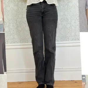 Svarta jeans från Gina tricot i Modellen straight  Säljer på grund av att de är för små för mig 