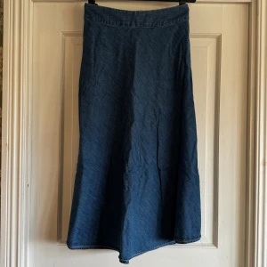 Blå jeanskjol - Blå jeanskjol  Knappt använd, jättefint skick! 