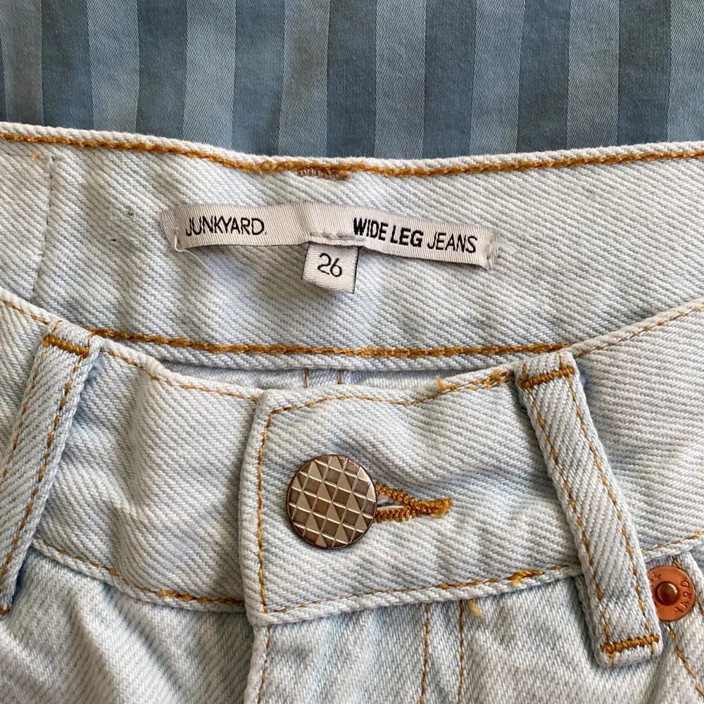 Ljusblåa Junkyard wide leg jeans i strl 26. Använt cirka 3 gånger. litet slitage på ena byxbenet längst ner, men annars i fint skick.. Jeans & Byxor.