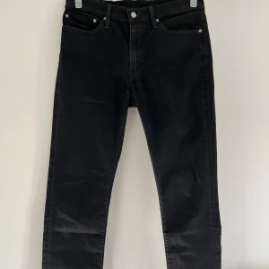 Levi’s jeans  - Säljer mina Levi’s jeans för dem är för små för mig. Passformen är ”slim” och storleken 34/34. Inga skador på jeansen  Skriv för mer info,bilder 