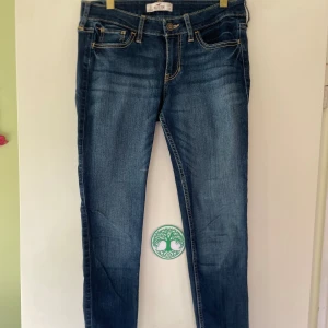 HOLLISTER jeans - Älskar dessa, helt nytt skick. Sitter som dom ska.