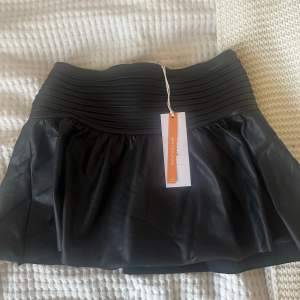 Populär skinn kjol från Gina Young. Är i storlek 134/140 men passar mig som har S eftersom att den är stretchig(se 2 bild)💞💞