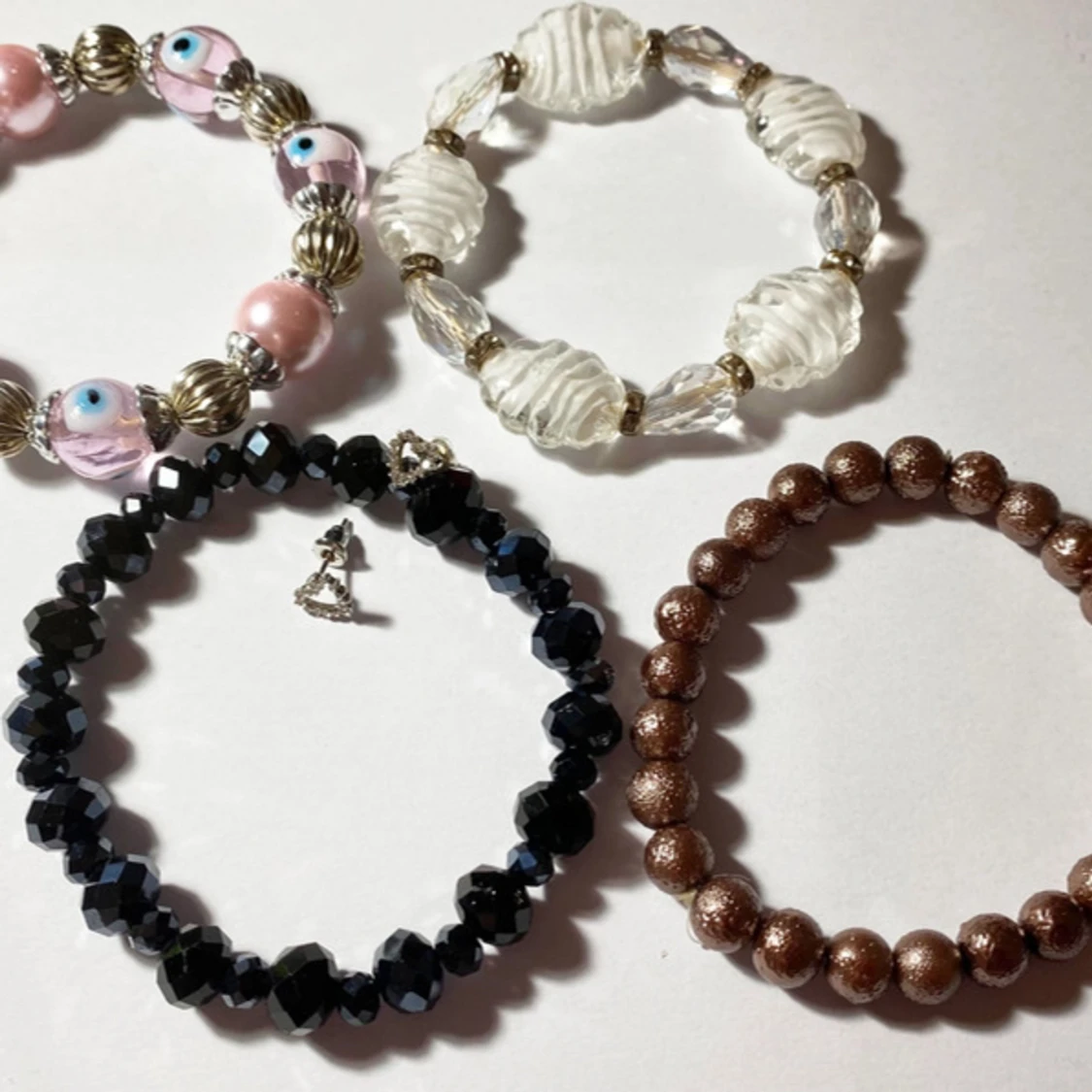 4 elastiska armband och ett par örhängen (en del nya)